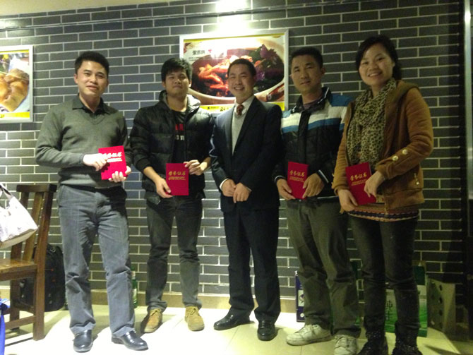 告別2013迎接2014,卓石公司團隊年終聚餐,一起探討企業(yè)發(fā)展戰(zhàn)略與品嘗舌尖上的美味，非常感謝大家一直以來對卓石公司的支持，2014年我們會更加努力，會做得更好！